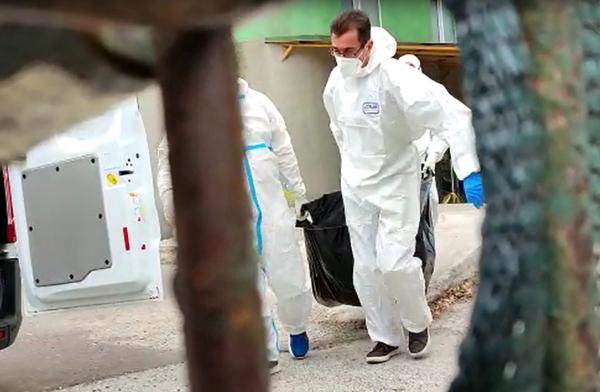 Imaginea durerii: Momentul când morţii sunt scoşi în sac din spitalul groazei din Constanţa