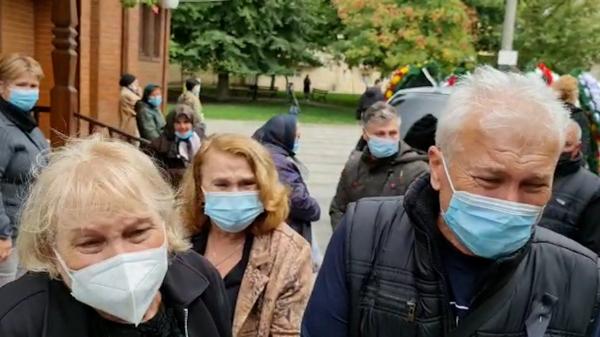 "A ucis-o sistemul. Mi-au omorât mama pur şi simplu". Durere şi revoltă la înmormântarea victimelor incendiului din Constanţa.