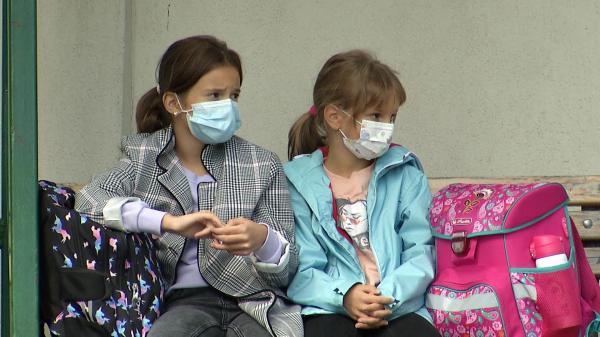 Școlile rămân deschise, dar cu haos și confuzie. Schimbări de la o oră la alta privind testarea elevilor care au avut COVID