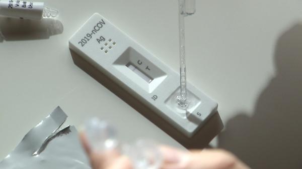 Părinţii îşi doresc şcolile deschise, dar nu pe banii lor. Cât trebuie să plătească din propriul buzunar pentru a-şi testa copiii