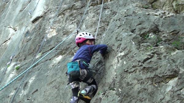 Vreme frumoasă, sport şi aer de munte. Zeci de pasionaţi de escaladă au participat, cu mic, cu mare, la Reuniunea de Alpinism din Alba