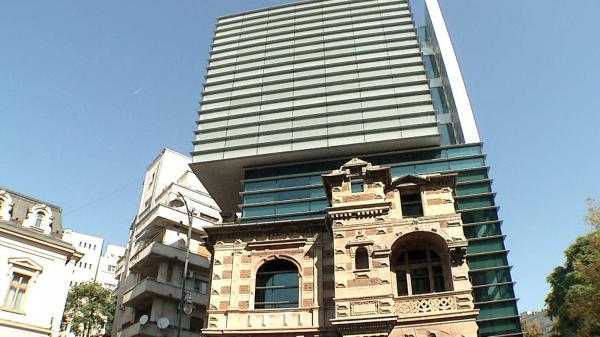 Bucureştiul, între vechi şi nou. Zeci de clădiri hibrid îmbină stilul istoric şi cel modern, spre încântarea sau dezamăgirea trecătorilor