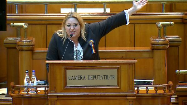 Diana Șoșoacă, către Florin Cîțu: "Dacă sunteți Superman, eu sunt Xena, prințesa războinică". I-a ameninţat pe guvernanți că îi va băga într-un sac pentru cadavre şi i-a zis premierului "să dispară"