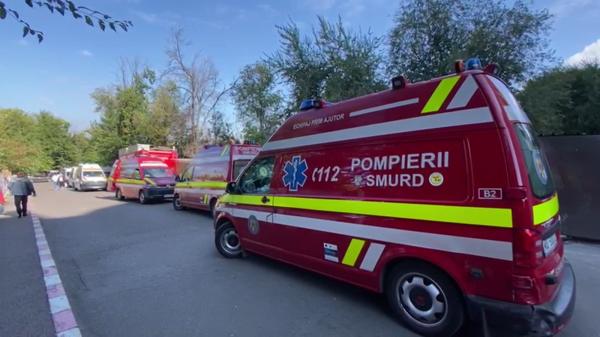 Coadă de ambulanțe la spital în ziua cu cei mai mulți morți de Covid. Bolnavii sunt tratați pe holuri și în corturi