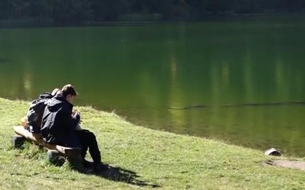 Singurul lac vulcanic din ţara noastră e în pericol din cauza numărului mare de pești și alge