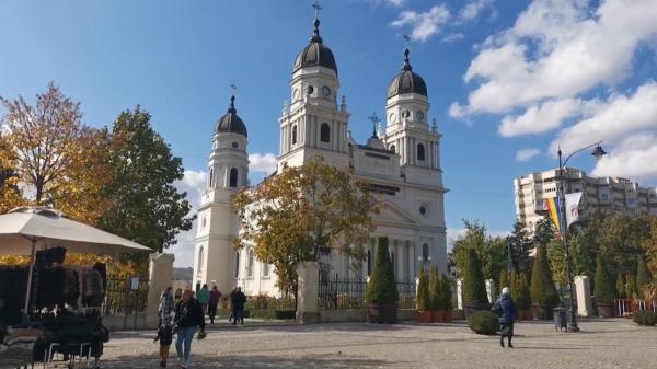 Reguli pentru pelerini, la racla cu moaştele Sfintei Parascheva. Fără certificat verde sau test COVID, deşi rata de incidenţă a trecut de 6 la mie în Iaşi