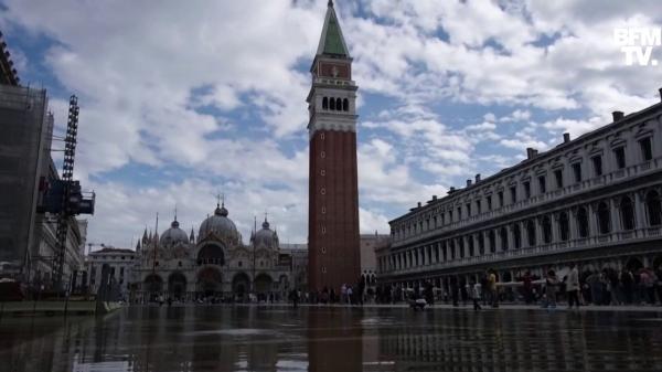 Veneţia a fost din nou inundată de maree. Apa de aproape 1 metru a afectat magazinele din piaţa San Marco
