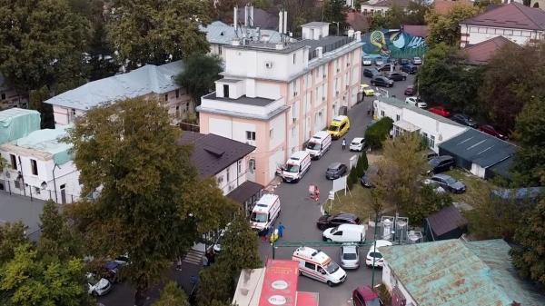 Imagini filmate cu drona: Ambulanțele stau la coadă în fața spitalelor COVID din Iași, nu mai sunt locuri pentru pacienții infectați
