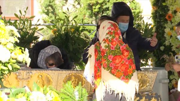 Peste 3.000 de oameni au trecut pe la racla Sf. Parascheva, deși România este lovită dur de valul 4 de Covid. Unii dintre ei îşi scot masca şi sărută racla