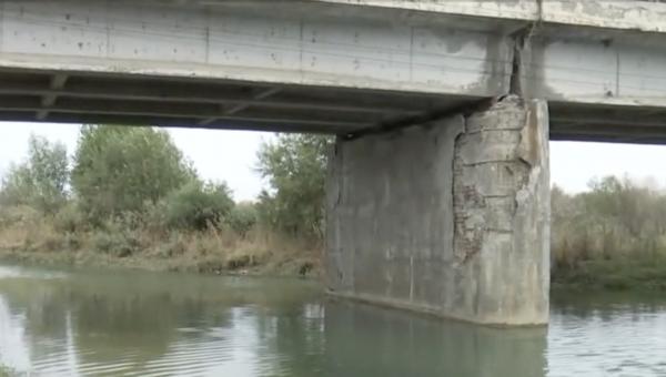 Capcană pentru şoferii care circulă pe DN1A. Podul peste râul Teleajen, pe care trec sute de camioane, la un pas de a se prăbuşi