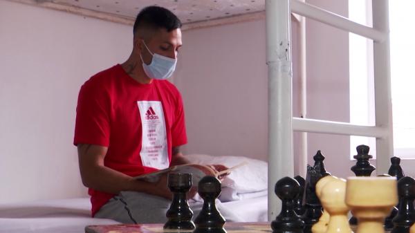 O nouă şansă la viaţă şi libertate, prin educaţie. Bogdan, deţinut şi elev în clasa a II-a, visează să-i poată citi poveşti fiului său