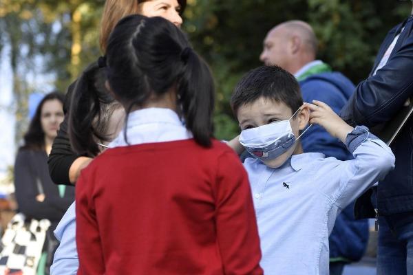 Părinţii cer închiderea "de urgenţă" a şcolilor în localităţile unde rata de incidenţă depăşeşte 6 la mie. Scrisoarea adresată miniştrilor Educaţiei şi Sănătăţii