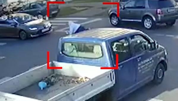 Imagini terifiante surprinse de o cameră de supraveghere, în Satu Mare: o femeie de 60 ani, izbită în plin, pe trecere, de un şofer neatent
