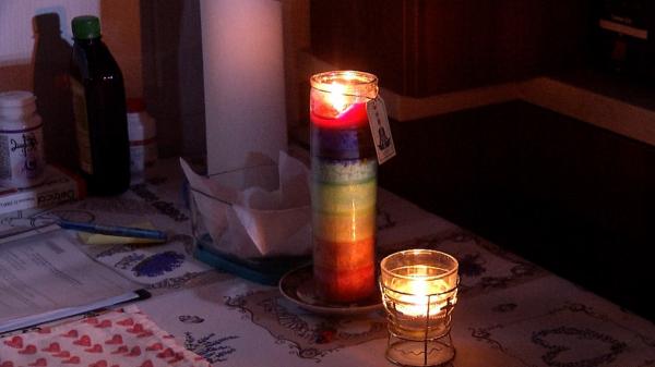 90 de familii trăiesc în beznă totală de două luni, după ce blocul a rămas fără curent. Oamenii îşi încarcă telefoanele la magazinele din cartier