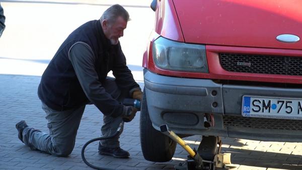 Cauciucuri de iarnă 2021. Şoferii fac deja coadă la service-urile auto pentru schimbarea anvelopelor