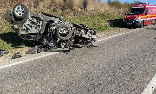 Accident mortal între Pătrăuți și Dărmănești, la Suceava. Bucăţi din două mașini au fost împrăştiate pe șosea