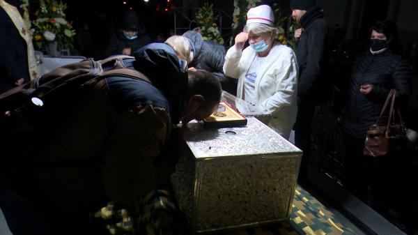 Restricţii de noapte la racla Sf. Parascheva. Primăria îi îndeamnă pe pelerini să vină doar pe timpul zilei