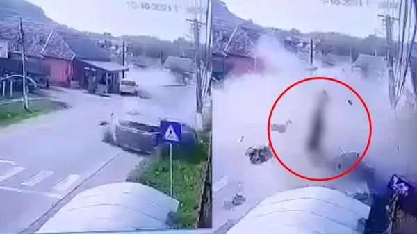 Un tânăr de 28 de ani a murit  într-un accident cumplit, în Mureş. Bărbatul a fost aruncat din maşină, după ce s-a izbit de un stâlp