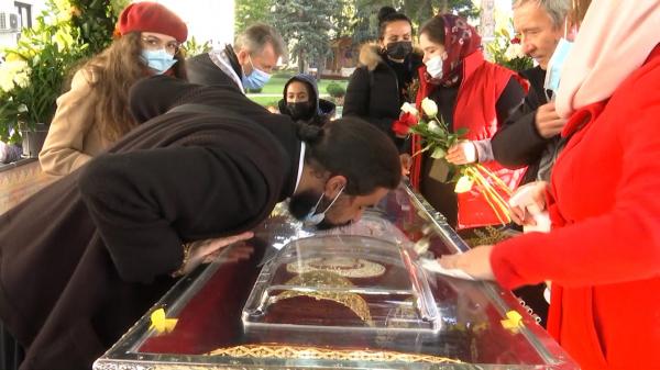 Pelerinii de la Sfânta Parascheva îşi dau masca jos, sărută moaştele, apoi se roagă la Dumnezeu să scăpăm de covid