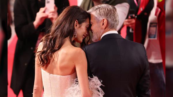 George şi Amal Clooney, strălucitori pe covorul roşu la premiera filmului Tender Bar: "De 7 ani soţia mea atrage mereu mai multă atenţie decât mine"