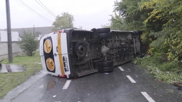 Filmul accidentului din Arad în care a fost implicat un microbuz cu 22 de pasageri. Bărbat: S-a răsturnat, a rupt roţile