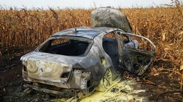 Urmărire cu focuri de armă în Botoșani. Șoferul și-a incendiat mașina, apoi a fugit prin porumb