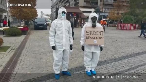 Doi tineri s-au plimbat prin Iași în combinezoane de protecție cu mesajul: "Student nevaccinat"