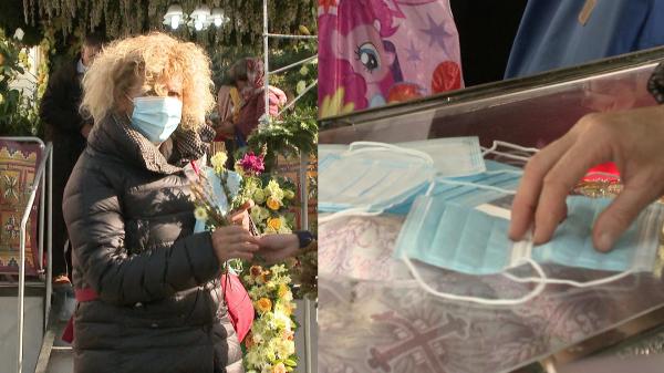 Mia a venit din Italia la moaştele Sfintei Parascheva ca să sfinţească măştile chirurgicale: "Am simţit aşa o chemare. Nu pot fără ajutorul dânsei"