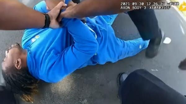 Bărbat paraplegic scos cu forța din mașină, trântit la pământ și încătușat de polițiști în SUA: "Ajutor! Să mă ajute cineva!”