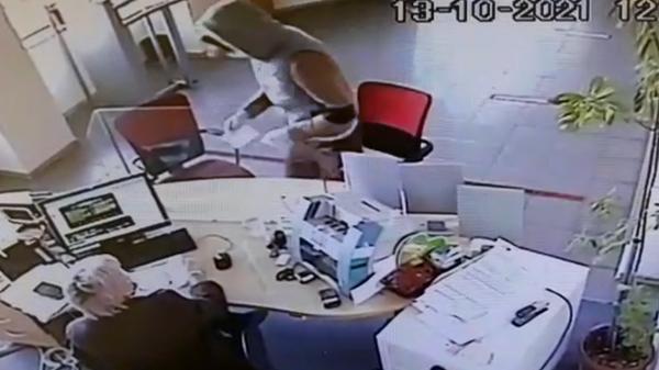 Bancă, jefuită de 2.000 de euro în 20 de secunde. Ce scria pe biletul înmânat de hoţ casierei