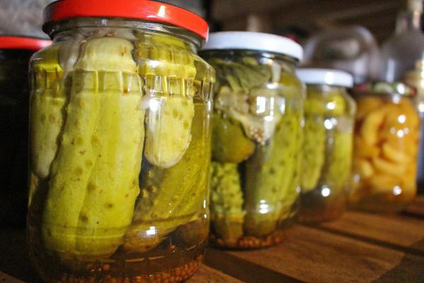 ANPC a descoperit pe piață aproape 12.000 de litri de oțet contrafăcut, în magazine ale marilor lanţuri de retaileri din București și Ilfov