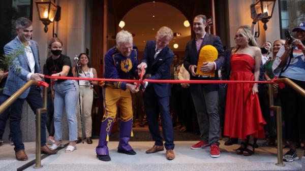 Miliardarul Richard Branson și-a deschis hotel de lux. Include și o bibliotecă unde un manechin costumat în iepure joacă şah cu invitaţii