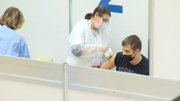 Fără carantină pentru vaccinaţi, măsura care strârneşte controverse. Medic: "Efectiv legea zădărniceşte dintr-un punct de vedere combaterea bolii"