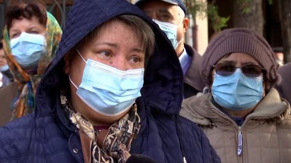 Asistentă medicală, în lacrimi la rând la Sfânta Parascheva: ”Doar credința în Dumnezeu ne mai poate salva”