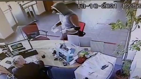 Filmul jafului de la sucursala unei bănci din Brăila. Polițiștii sunt pe urmele bărbatului care a fugit cu 2.000 de euro în 20 de secunde