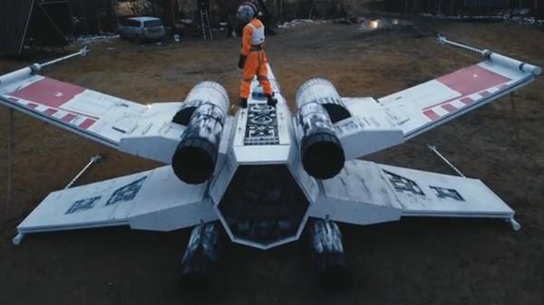 Nava X-Wing din Star Wars, construită de un grup de fani ai seriei. Următorul pas: replici ale roboţilor care apar în film