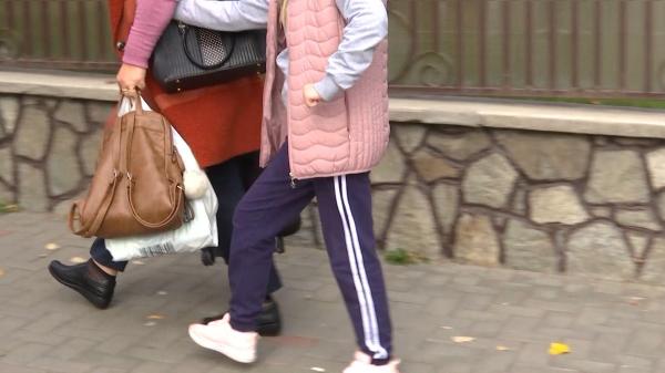 Elev cu deficienţe de vedere, trimis singur cu trenul 100 km, după ce a ieşit pozitiv la testul Covid