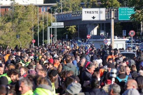 Italia: Revolta angajaţilor nevaccinaţi din transporturi, în ziua când certificatul verde devine obligatoriu la locul de muncă. Proteste la Trieste şi Genova