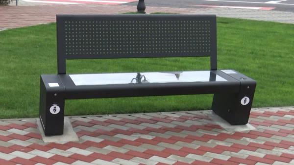 Primele bănci smart, cu panouri fotovoltaice, din oraşul Ghimbav. Dotate cu Wi-Fi, au porturi USB şi senzori de poluare