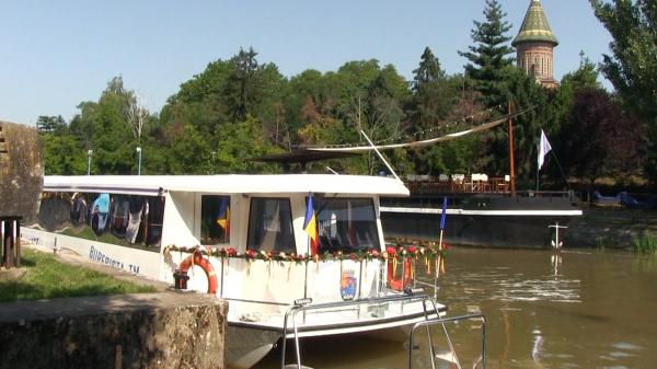 Investiţie de milioane de lei, dusă pe apa sâmbetei. Celebrele vaporaşe de pe Bega au ajuns să fie folosite mai mult de decor şi îneacă bugetul local