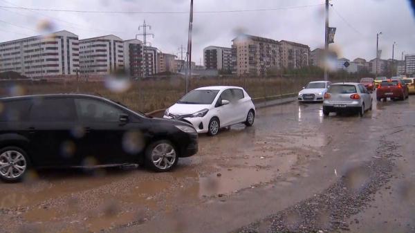 Sinistraţi de lux, la doi paşi de Bucureşti. Străzile din Chiajna devin adevărate mlaştini după fiecare ploaie."Nepăsare şi incompetenţă"