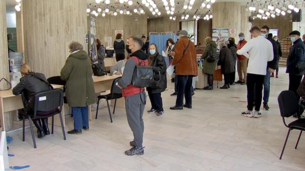 Teama, recompensa şi restricţiile i-au adus pe români la vaccinare. Numărul celor care şi-au făcut prima doză a crescut cu 20 de procente în ultima săptămână