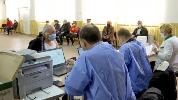 Moartea a două profesoare a băgat spaima în locuitorii unui sat din Olt. De frica virusului, oamenii au făcut coadă la vaccinare