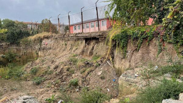 Gardul unei școli din Năvodari în care învață sute de copii s-a prăbușit într-o groapă adâncă. Profesorii păzesc elevii în curte, de teama unei tragedii