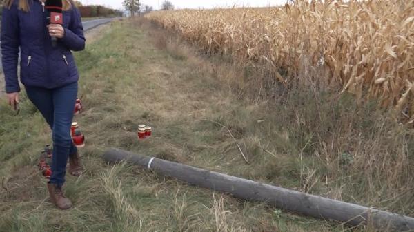 Altar de lumânări la locul tragediei din Botoșani. Un polițist și alți doi tineri, aruncați dintr-un BMW răsturnat în porumb