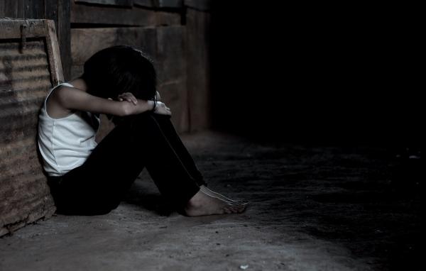 O fetiță a fost violată de patru tineri, într-o casă părăsită din Galați. Au filmat tot și publicat imaginile pe rețelele de socializare