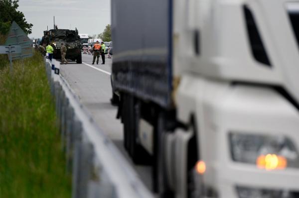 Microbuz din România, implicat într-un accident cu 5 morţi, pe o autostradă din Ungaria. Patru vehicule s-au ciocnit pe M1
