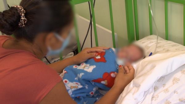 Bebeluș de 17 zile cu plămânii afectați de COVID. Disperarea unei mame: "Se auzea foarte urât pieptul. Hârâia..."