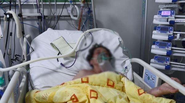 Imagini sfâșietoare publicate de Armata Română: O pacientă abia respiră, la Spitalul ROL 2: "Nu m-am vaccinat din prostie. Ne-am luat după alți tâmpiți!"