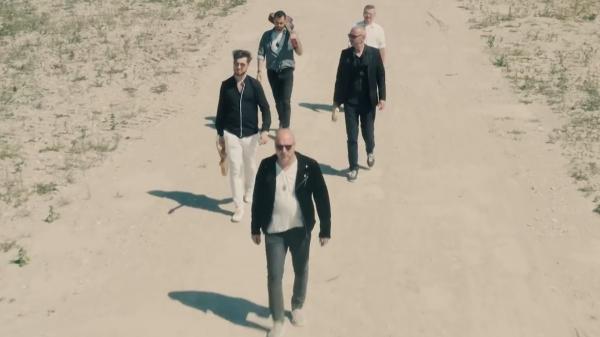 Bere gratis şi Lora au lansat o piesă împreună. Videoclipul are secvenţe din pelicula "Între chin și amin"